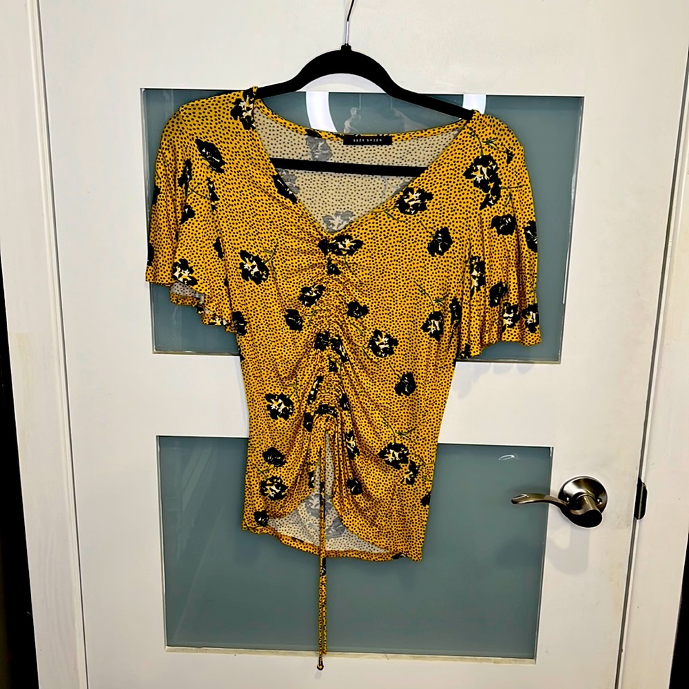 Suzy Shier cute yellow shirt